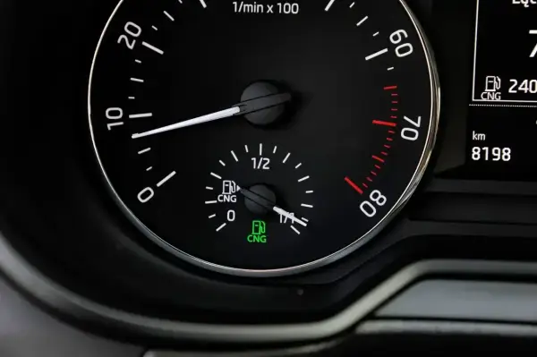 Wskaźnik poziomu paliwa CNG pokazuje, że jest go jeszcze sporo. To auto na gaz ziemny, cng co to? Ekologiczne i ekonomiczne rozwiązanie.