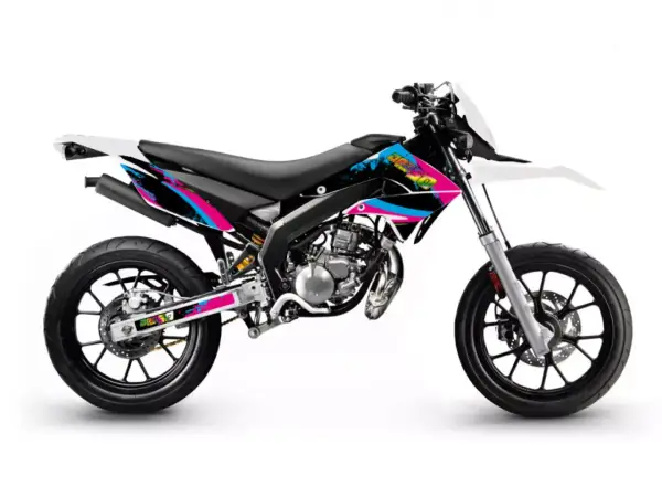 Motocykl Derbi Senda z kolorowymi naklejkami w stylu retro.
