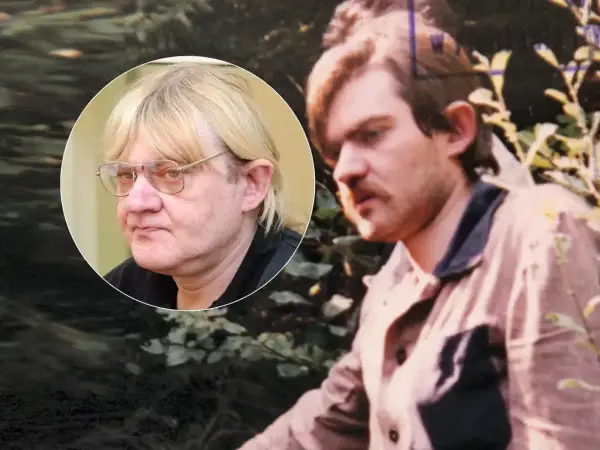 Dwóch mężczyzn. Na pierwszym planie młodszy, w jasnej koszuli. W okręgu widać twarz starszego, w okularach. Czy to żona Trynkiewicza?