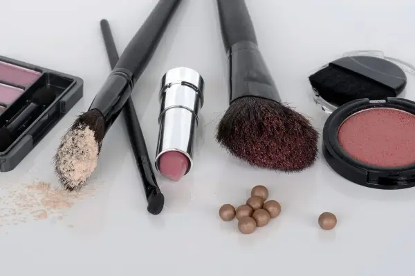 Naturalny makijaż: Jak zamaskować pryszcza bez efektu maski?