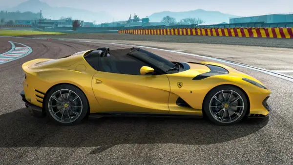 Żółty kabriolet Ferrari 812 Competizione na torze wyścigowym, gotowy do jazdy.