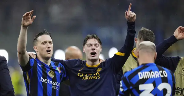 Piłkarze Interu, w tym Polacy w Serie A, świętują zwycięstwo.