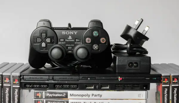 Konsola PlayStation 2 z kontrolerem i grami, idealna do uruchomienia jako ps2 emulator android.