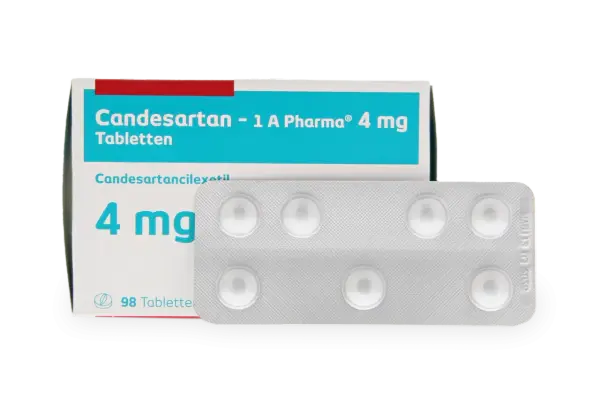 Opakowanie leku Candesartan 4 mg, zawierające 98 tabletek w blistrze. Stosowany w leczeniu nadciśnienia.