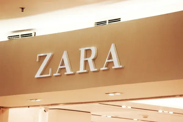 ZARA, znana marka odzieżowa, prezentuje swoje logo na jasnobrązowej ścianie.