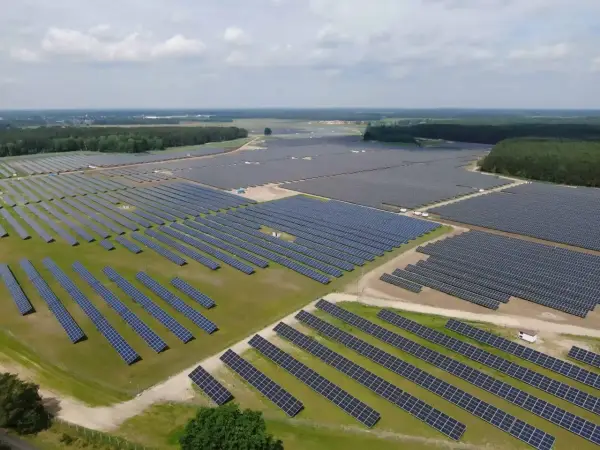 Farma elektrowni słonecznych: jak zmieniają przyszłość energii w Polsce