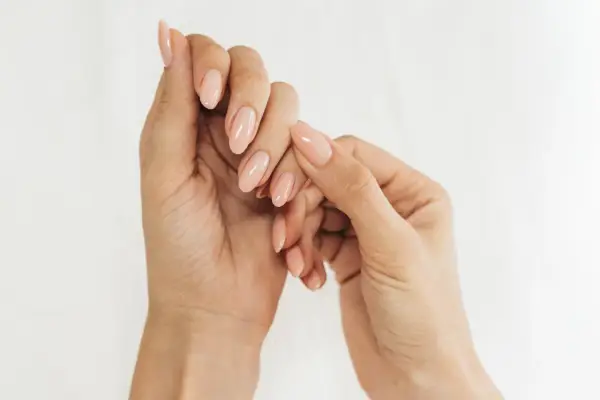 Jak zrobić manicure żelowy w domu - uniknij najczęstszych błędów
