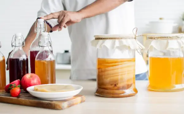 Czy kombucha jest zdrowa? Odkryj korzyści i ryzyka związane z piciem