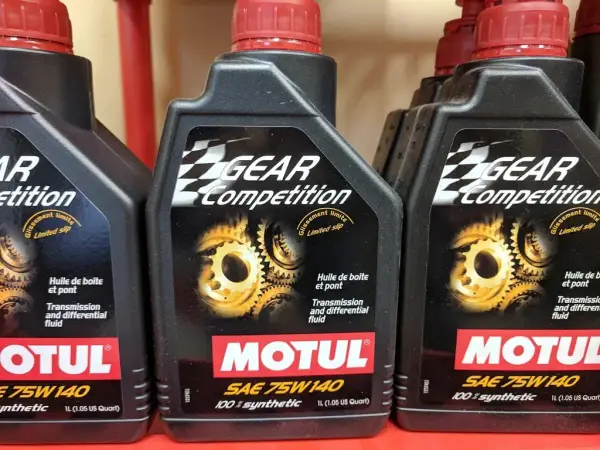 Olej 75W140 Motul - Klucz do lepszej wydajności Twojego auta rajdowego