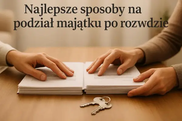 Dwie pary rąk nad stertami dokumentów i kluczykami. Temat: podział majątku po rozwodzie.