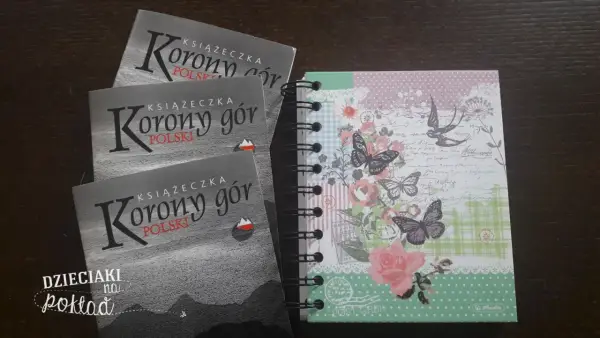 Trzy książeczki "Korony gór Polski" obok ozdobnego notesu w motyle i kwiaty. Idealne na górskie przygody!