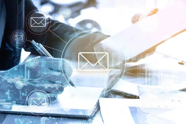 Piszę email po angielsku do kolegi, analizując dane i komunikując się cyfrowo.