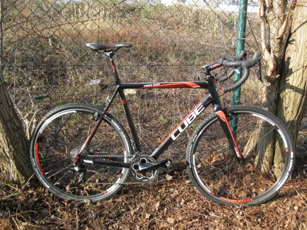 Schwarzes Cube Cross Race Rennrad mit roten Akzenten, bereit für jedes Abenteuer.