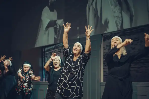 Radosne seniorki w habicie tańczą na scenie. Sprawdź repertuar Teatru Łaźnia Nowa!