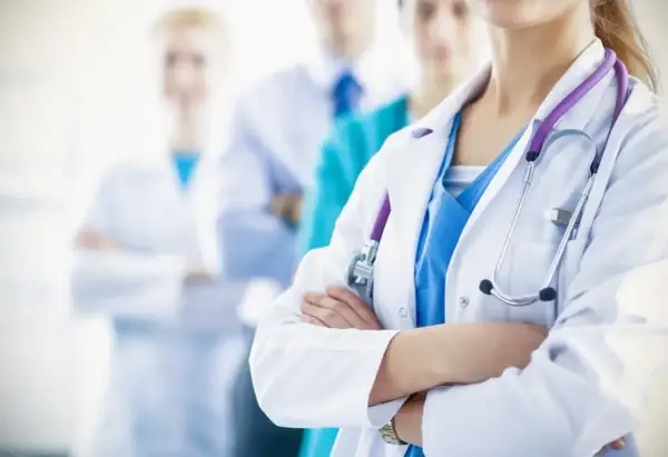 Lekarze w białych fartuchach, z fioletowym stetoskopem. Zastanawiasz się, ile trwają studia medyczne? To długa droga do zawodu.