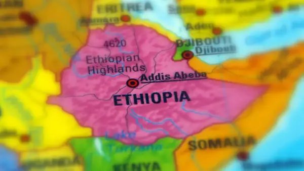 Mapa polityczna Afryki, z zaznaczoną Etiopią, która graniczy z Etiopią, Dżibuti i Somalią.
