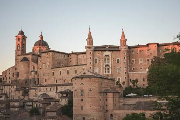 Palazzo Ducale di Urbino, uno dei borghi centro Italia da visitare, domina il paesaggio con la sua imponenza.