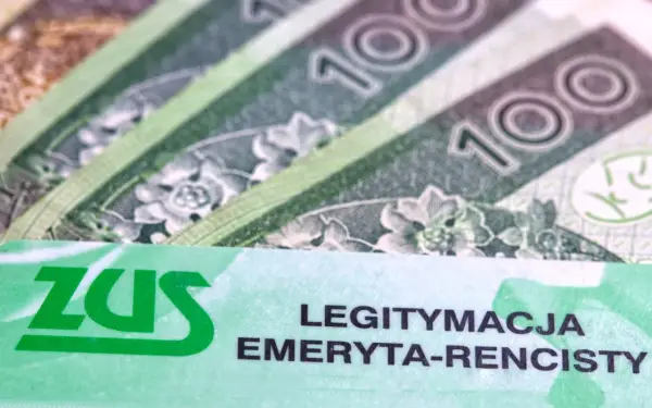 ZUS to Zakład Ubezpieczeń Społecznych. Na zdjęciu widać legitymację emeryta-rencisty oraz banknoty 100 zł.