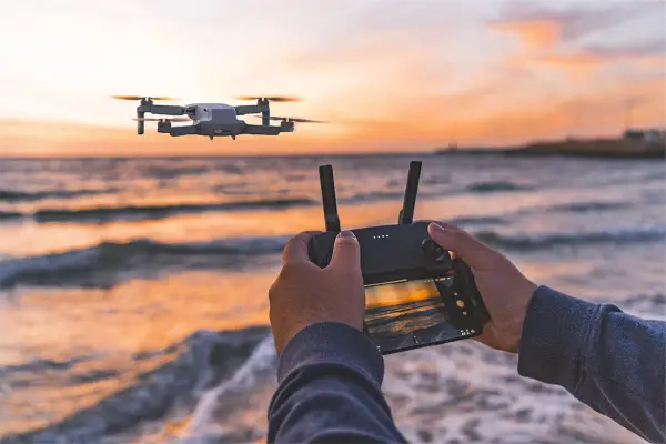 Czy możesz latać dronem bez pozwolenia? Poznaj aktualne przepisy i kary