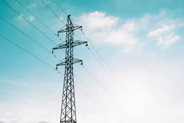 Słup PGE na działce? Przesuń go! Wniosek, koszty, poradnik