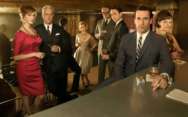 Personaggi iconici di Mad Men, un tuffo nella pubblicità e negli anni '60. Una recensione che cattura l'essenza della serie.