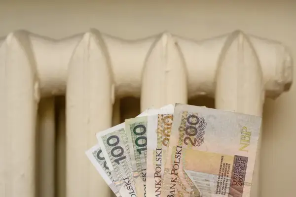 Pieniądze na tle grzejnika. Czy to zapowiedź bonu energetycznego 2026?