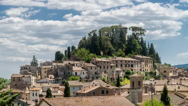 Panoramica di Cetona, un borgo toscano con case in pietra e tetti in cotto, dominato da una torre antica. Cosa vedere in questo incantevole paesaggio.