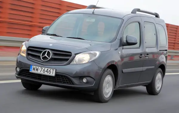 Szary Mercedes Citan na drodze. Choć praktyczny, warto znać jego potencjalne mercedes citan wady przed zakupem.