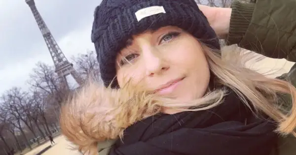 Marta Kłos z TVN Fakty w Paryżu, z wieżą Eiffla w tle.