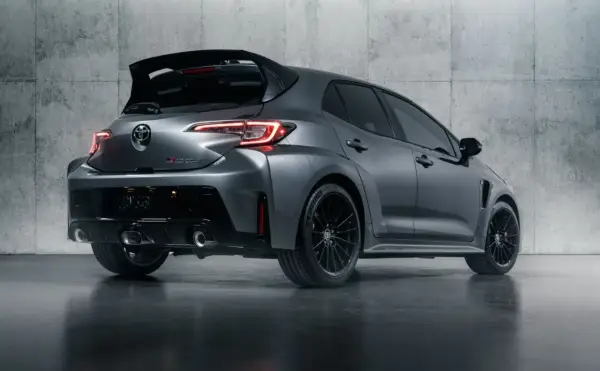 Toyota Corolla GR 2026 - 300 KM i napęd GR-FOUR - Czym się różni?