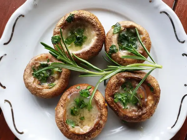 Pyszne pieczarki z grilla z masłem czosnkowym. Prosty przepis krok po kroku