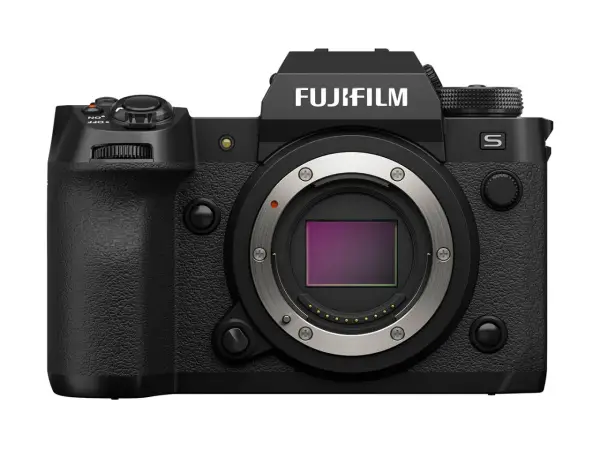 Czarny aparat Fujifilm xh2s z metalowym bagnetem obiektywu i widocznym sensorem.