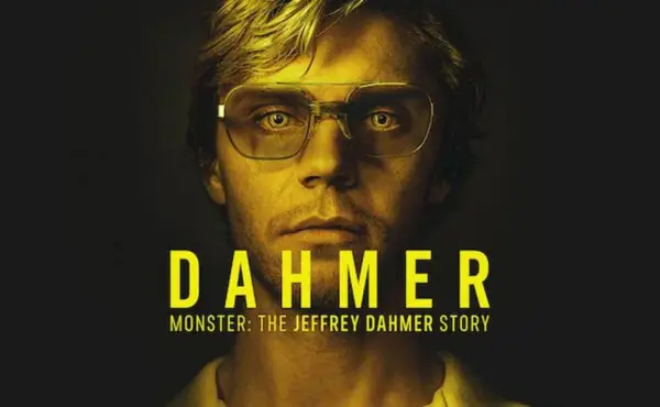 Plakat serialu "Dahmer – Potwór: Historia Jeffreya Dahmera". Twarz mężczyzny w okularach na ciemnym tle.