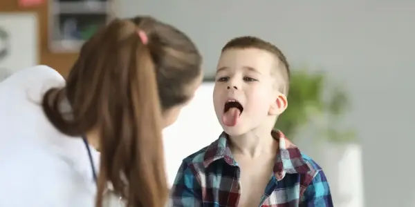 Jak leczyć zapalenie gardła u dziecka? Skuteczne metody i porady