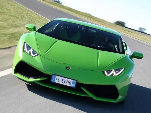 Zielony Lamborghini Huracan na torze wyścigowym. Sprawdź, jaka jest aktualna lamborghini huracan cena i możliwości tego cacka.