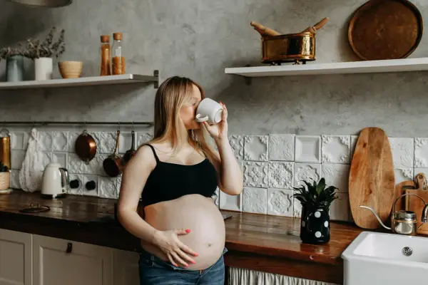 Czkawka w ciąży - Co oznacza pulsowanie w brzuchu i kiedy reagować?