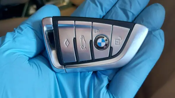Wymiana baterii w kluczyku BMW - proste kroki i ważne wskazówki