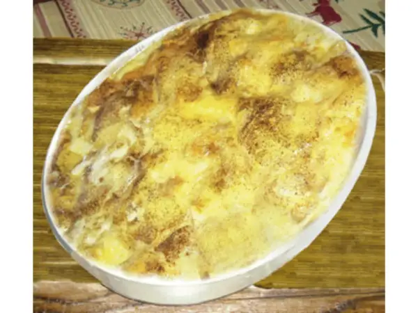 Piatto tipico valdostano: una torta dorata e spolverata di cannella, pronta per essere gustata.