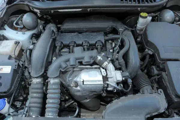 Silnik Citroen C5 X7, widok z góry. Widać turbosprężarkę, kolektor dolotowy i inne elementy.