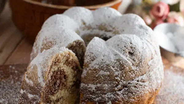Puszysta babka włoska z marmurkowym wnętrzem, obficie posypana cukrem pudrem. Idealna na deser.