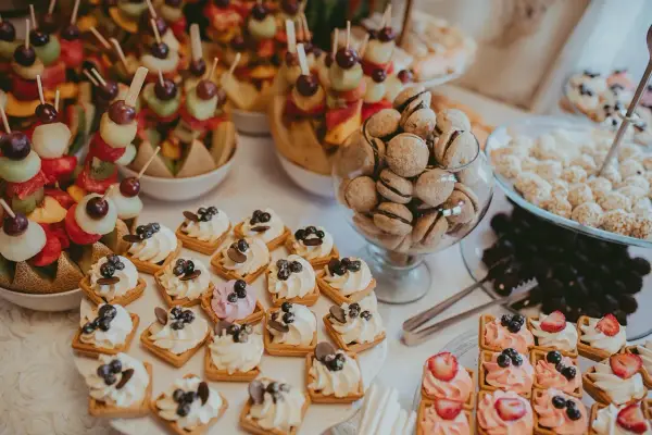 Le lendemain de mariage, un buffet de douceurs : brochettes de fruits, petits gâteaux à la crème et aux fruits, et biscuits gourmands.