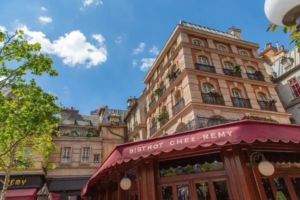 Bistrot Chez Rémy, ein Ratatouille Restaurant in Paris, mit typisch französischen Gebäuden und einem roten Vordach.
