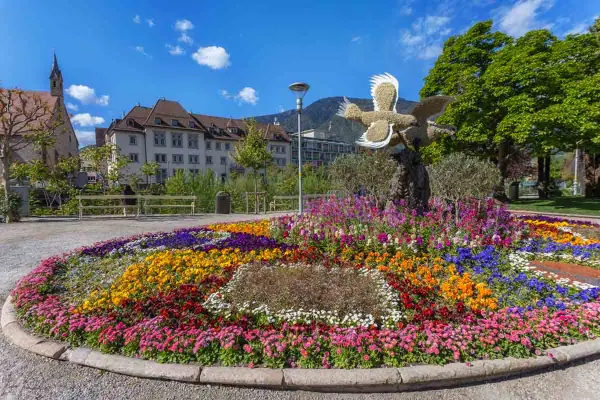 Un tripudio di fiori colorati in un parco di Merano, ideale per scoprire cosa vedere a Merano in un giorno.