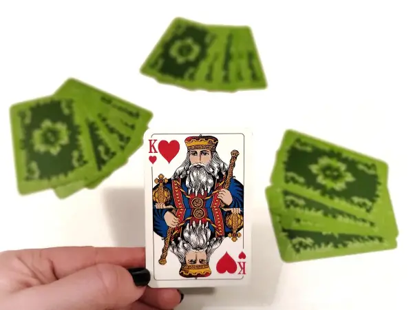 Król kier, a za nim zielone karty. Czy to gra w "dupę biskupa"?
