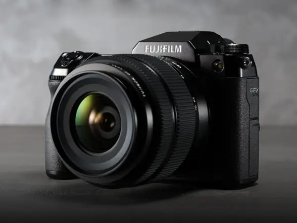 Profesjonalny aparat Fujifilm GFX 50s II z obiektywem.