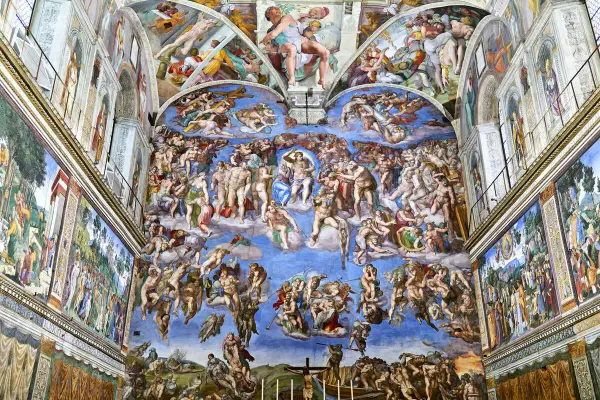Die Decke der Sixtinischen Kapelle zeigt Michelangelos Meisterwerk: eine Fülle von Figuren, die den Himmel bevölkern, darunter die Erschaffung Adams und das Jüngste Gericht.