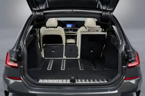 Maletero del BMW Serie 3 con asientos traseros abatidos, mostrando un amplio espacio de carga.