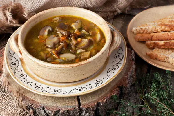 Ile może stać zupa grzybowa w lodówce? Sprawdź, jak uniknąć zepsucia!