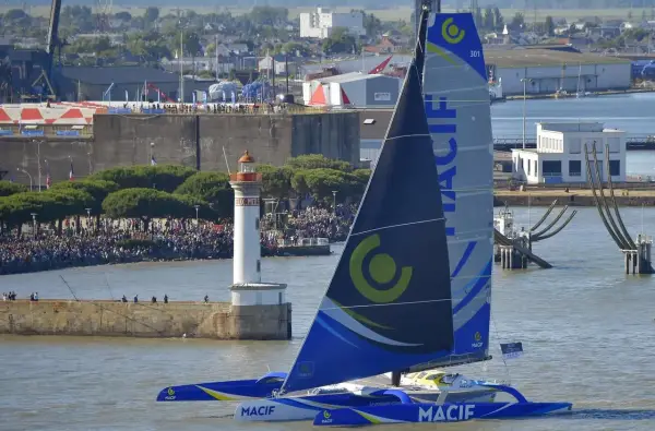 Le trimaran MACIF, prêt pour la transat, quitte le port sous les acclamations. Un grand voile Gabart s'apprête à affronter l'océan.