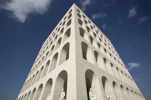 Palazzo della Civiltà Italiana, noto anche come "Colosseo Quadrato". Per sapere come arrivare all'EUR da Roma Termini, prendi la metro B.